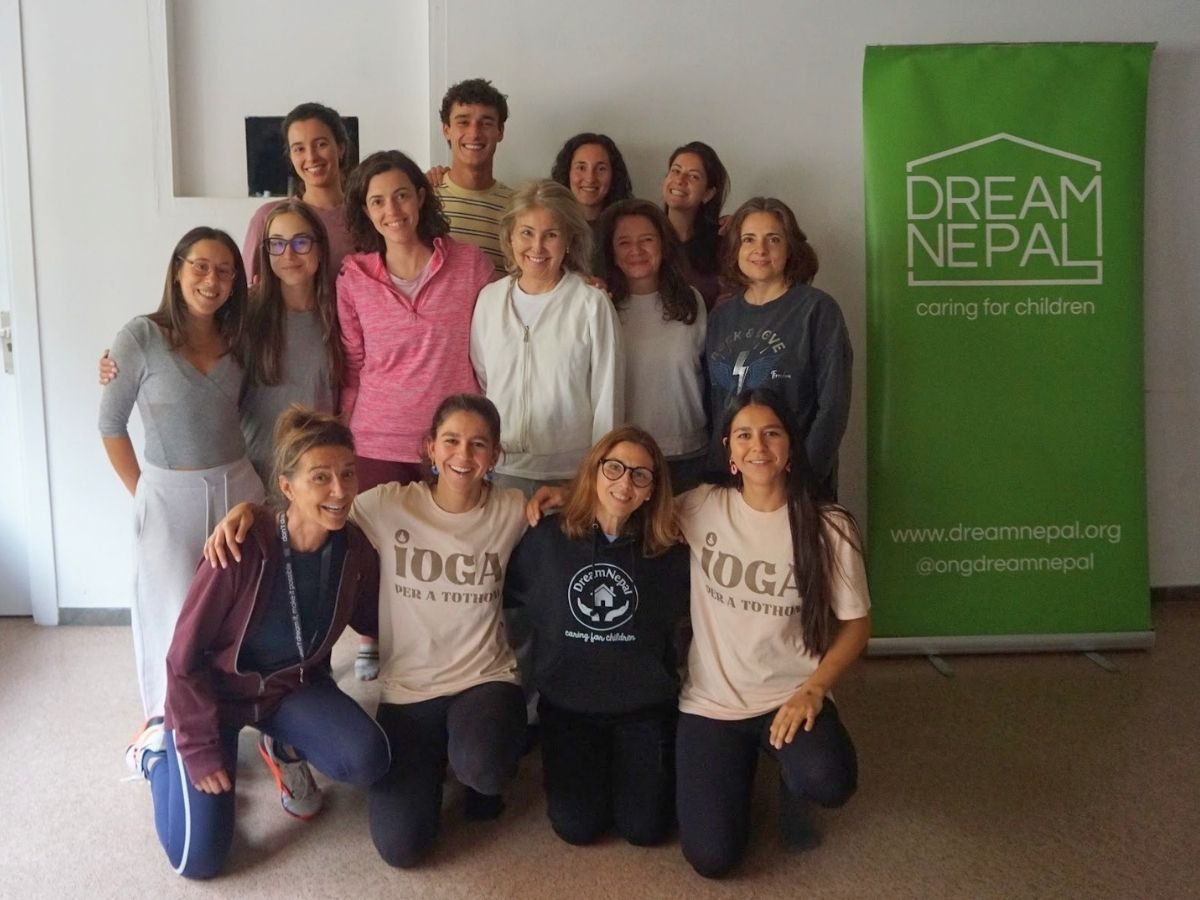 Pr&agrave;ctica de ioga solid&agrave;ria de Ioga Per a Tothom