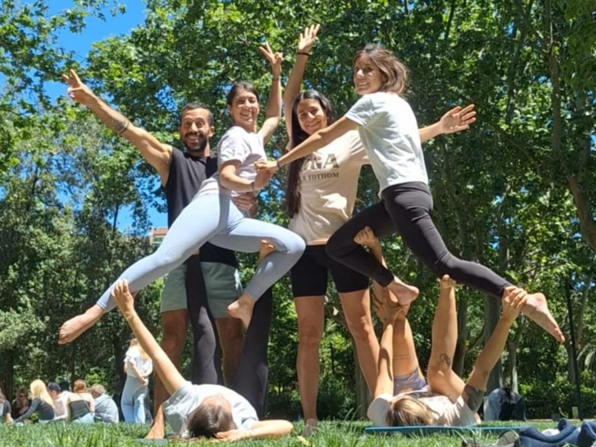Participants de la quarta sessi&oacute; Enlaira&rsquo;t compartint acroioga