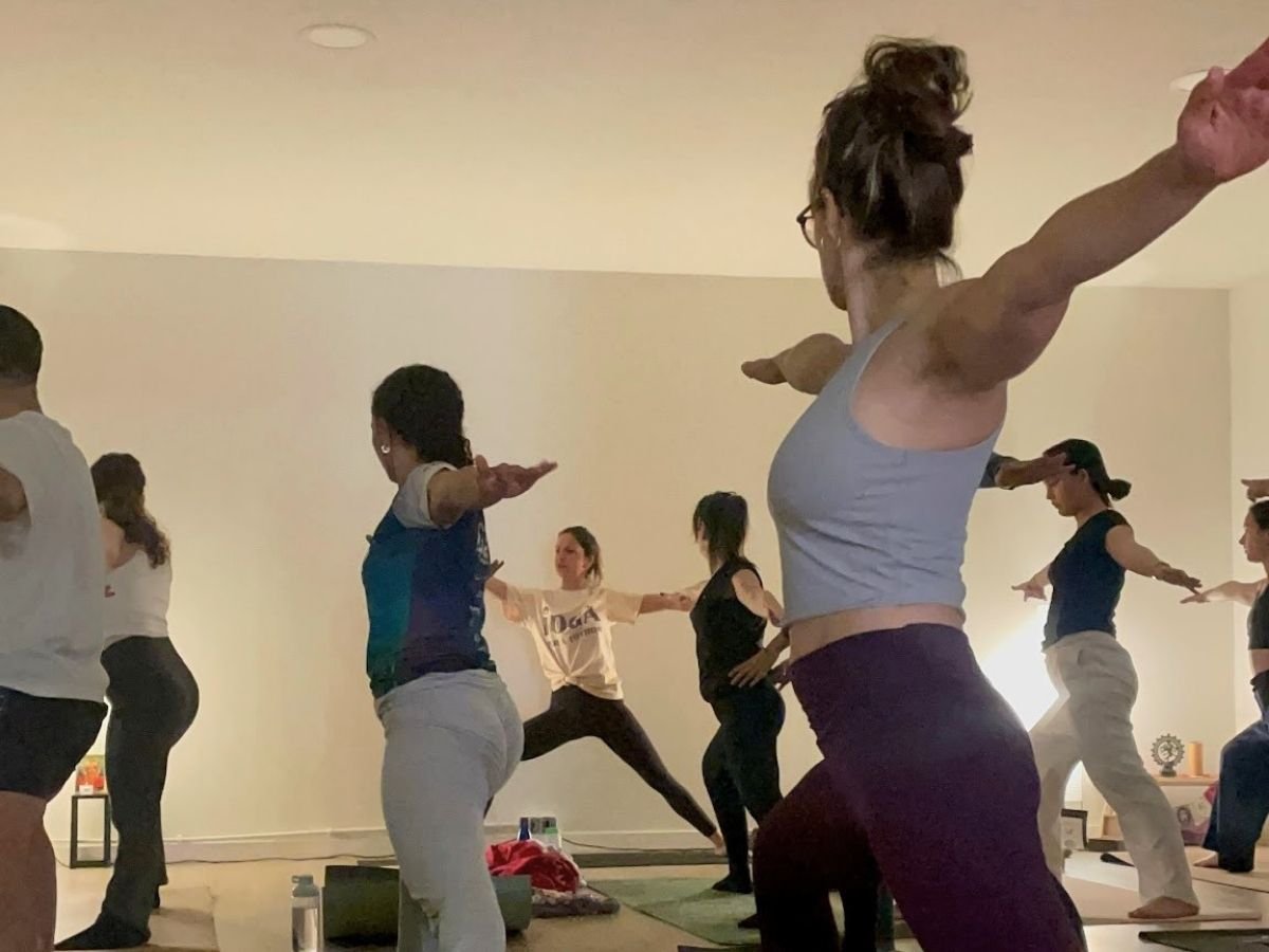 Participants de la cinquena sessi&oacute; Amigues IPT compartint una pr&agrave;ctica de Vinyasa ioga