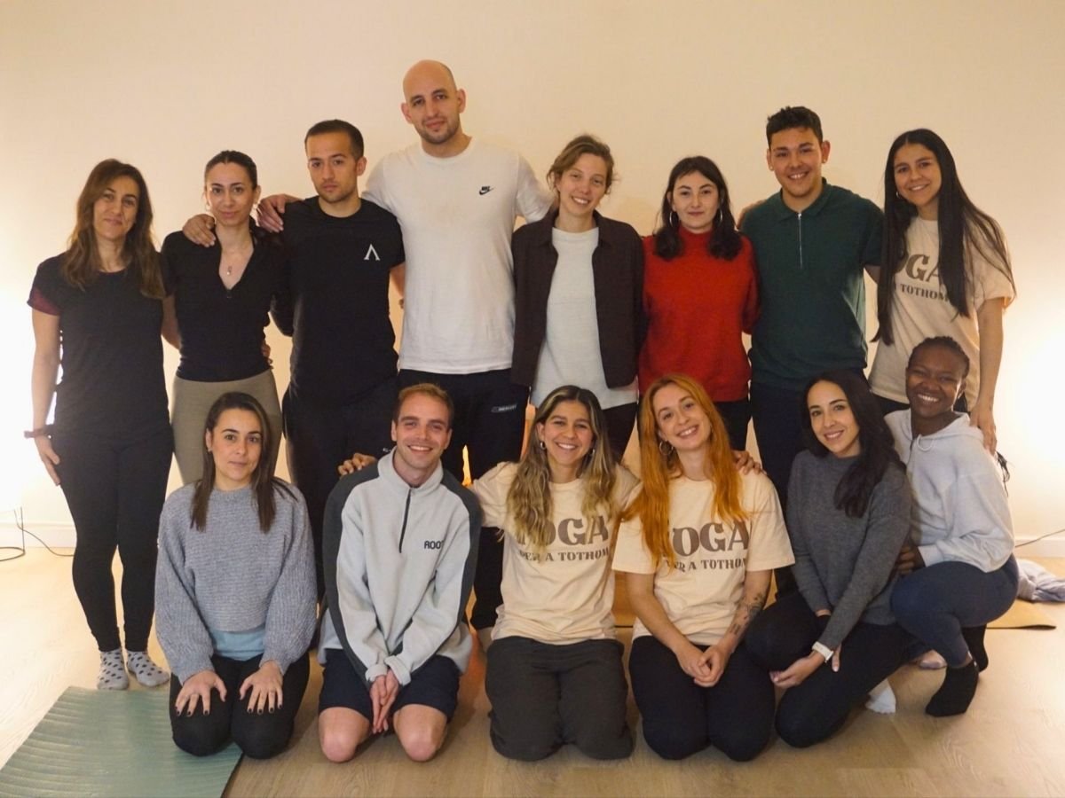 Participants de la sisena sessi&oacute; Amigues IPT compartint una pr&agrave;ctica de ioga suau